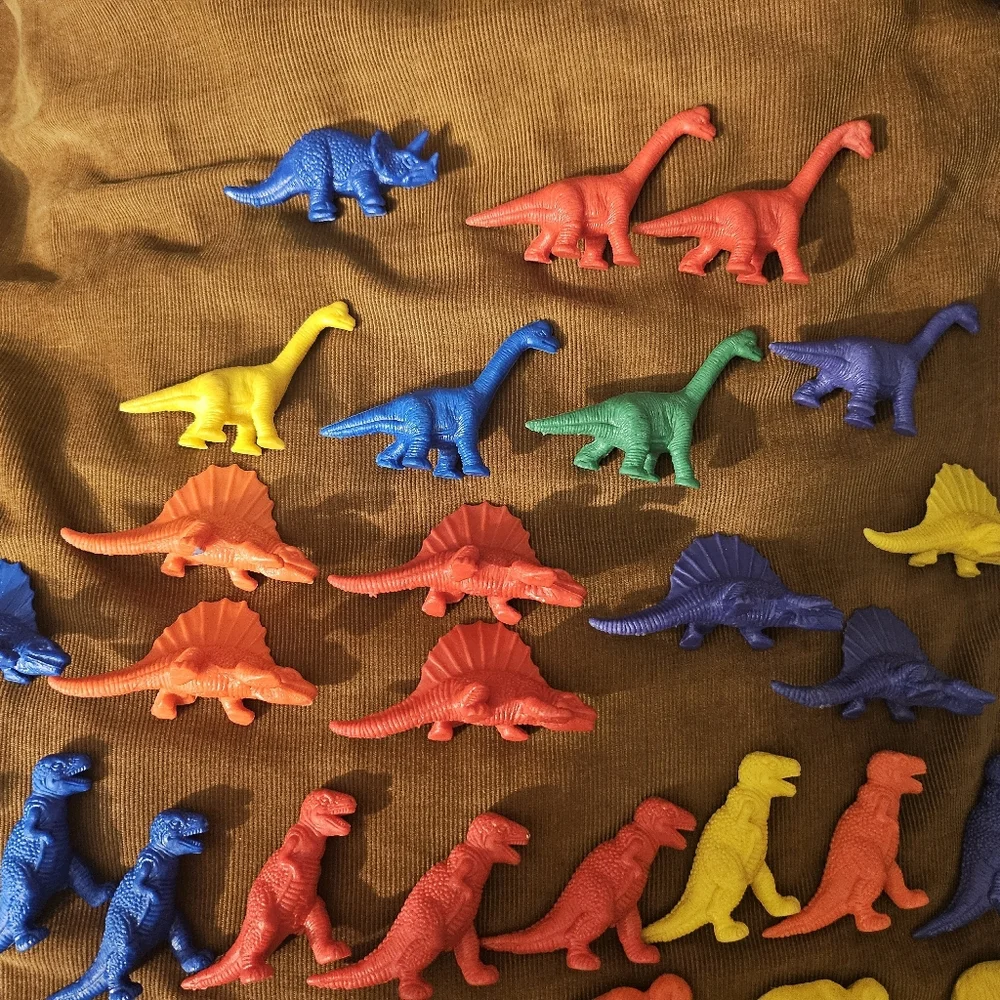 Lot Of 39 Small Plastic Dinosaur Figures‎ Various Types &Colors Sorting Counting